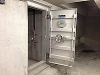 Pressure door with central lock